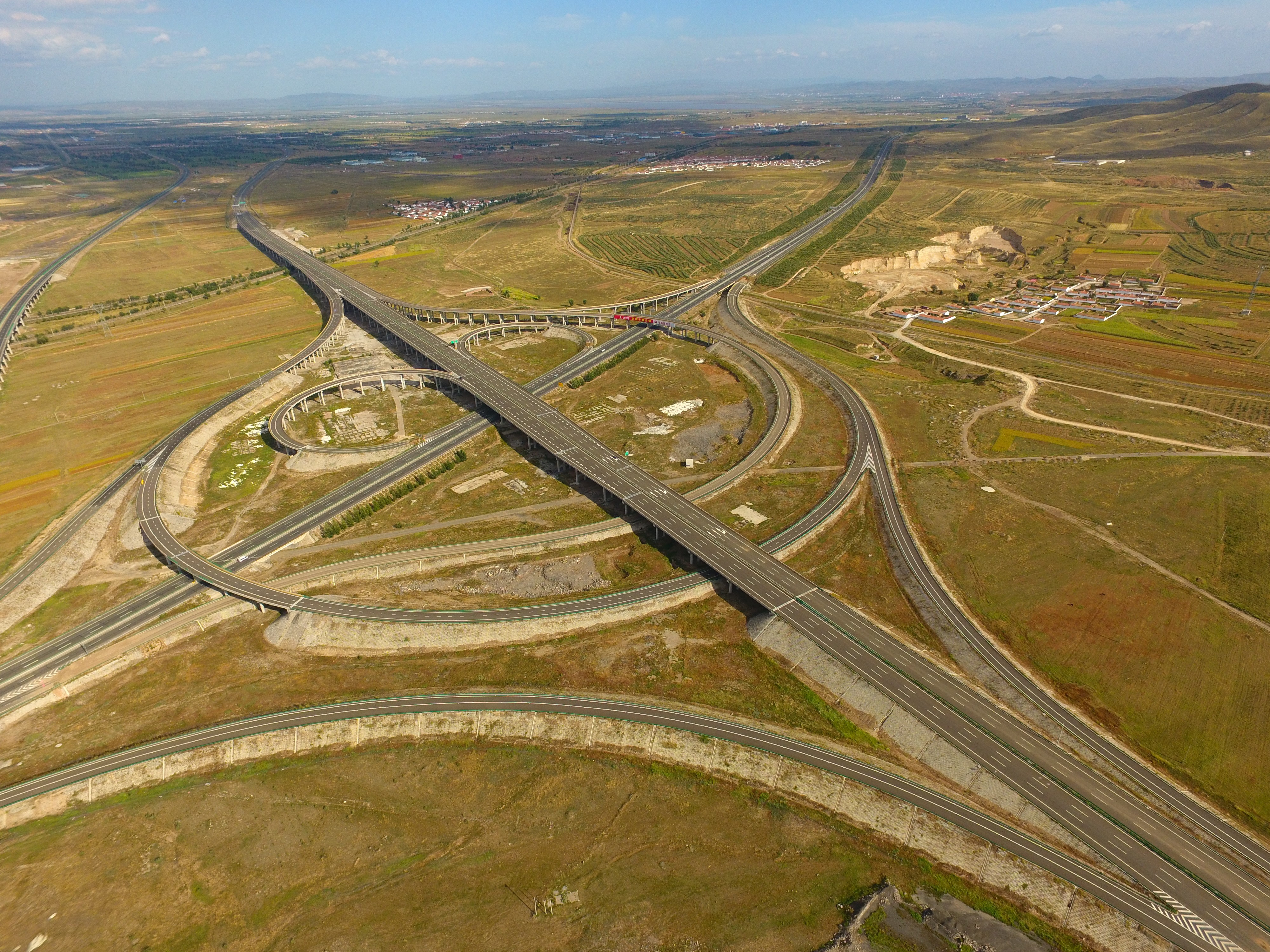 5内蒙古京新高速公路，是国家高速公路网的重要通道，战略地位突出、维稳戍边意义重大，是威尼斯wns·8885566首次在内蒙古承建高速公路，2016年建成通车.jpg